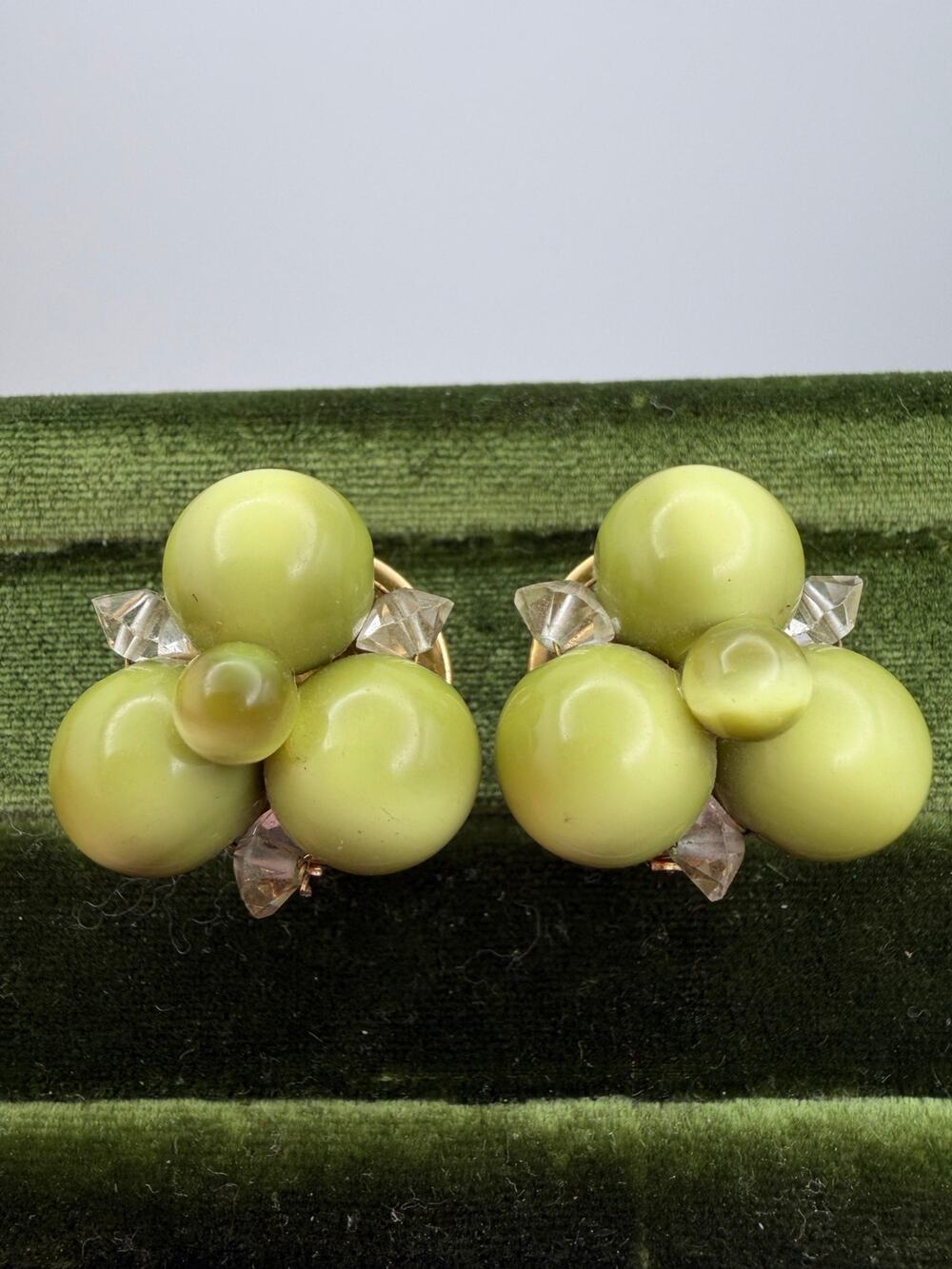 vintage lisner chartreuse green moonglow bead cluster clip-on earrings